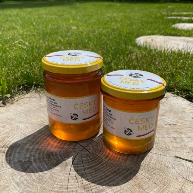 Med patří k potravinám, které se často falšují. Proto je důležité vyzdvihnout opravdu kvalitní produkty. Pro zákazníka sklenice medu opatřená víčkem a etiketou Český med znamená rychlou orientaci, že med není z běžné komerční produkce, ale od konkrétního chovatele včel, který má svoje technologie překontrolované laboratorním rozborem medu. Nákup víček a etiket Český med je vázán na vystavený certifikát Český med, který včelař obdrží v případě, kdy jeho med projde laboratorních testem a splňuje normu vydanou Českým svazem včelařů.
Více: https://www.beedol.cz/cesky-med/

#víčkaČeskýMed #ČeskýMed #kvalitamedu